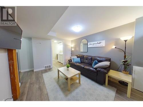 329 5Th  S Avenue, Cranbrook, BC - Indoor Photo Showing Living Room