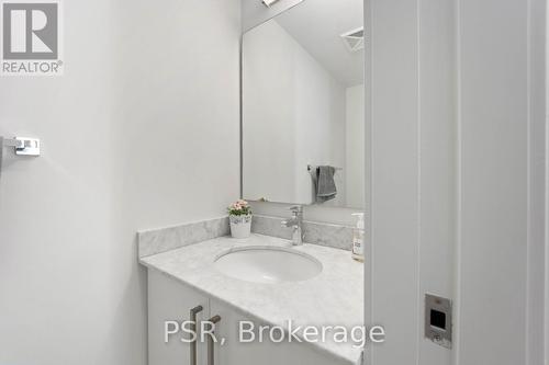 3210 - 12 York Street, Toronto, ON - Indoor Photo Showing Bathroom