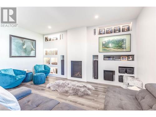 2253 Shuswap Avenue, Lumby, BC - Indoor Photo Showing Living Room