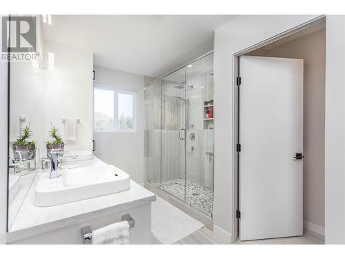 2253 Shuswap Avenue, Lumby, BC - Indoor Photo Showing Bathroom