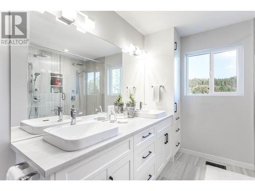 2253 Shuswap Avenue, Lumby, BC - Indoor Photo Showing Bathroom