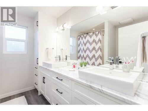 2253 Shuswap Avenue, Lumby, BC - Indoor Photo Showing Bathroom