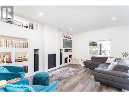 2253 Shuswap Avenue, Lumby, BC - Indoor Photo Showing Living Room