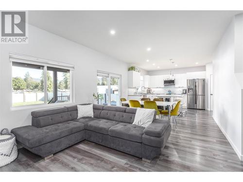 2253 Shuswap Avenue, Lumby, BC - Indoor Photo Showing Living Room