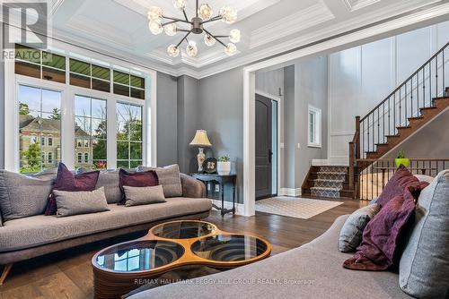 312 Nottingham Forest Road, Bradford West Gwillimbury, ON - Indoor Photo Showing Living Room