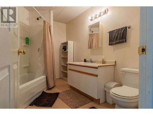 1820 First Street, Fruitvale, BC - Indoor Photo Showing Bathroom