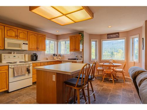 1820 First Street, Fruitvale, BC - Indoor Photo Showing Kitchen