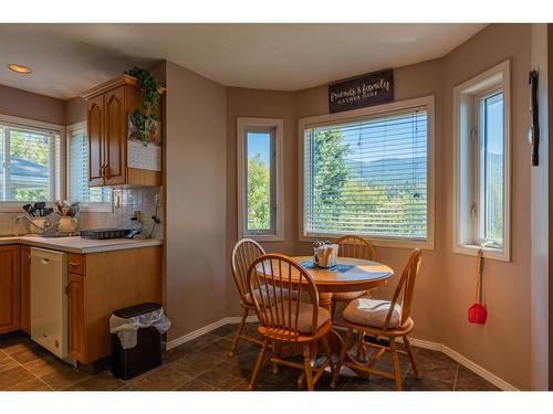 1820 First Street, Fruitvale, BC - Indoor Photo Showing Dining Room