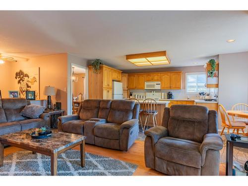 1820 First Street, Fruitvale, BC - Indoor Photo Showing Living Room