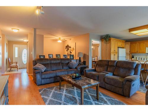 1820 First Street, Fruitvale, BC - Indoor Photo Showing Living Room