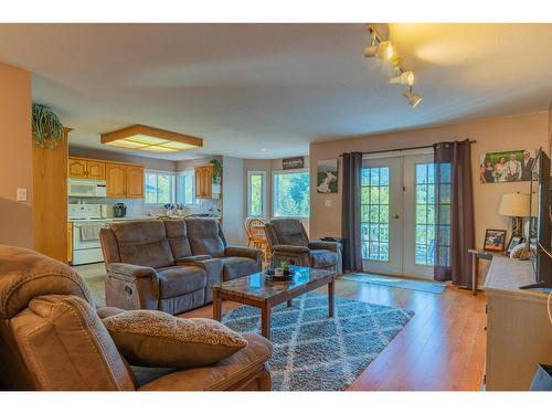 1820 First Street, Fruitvale, BC - Indoor Photo Showing Living Room