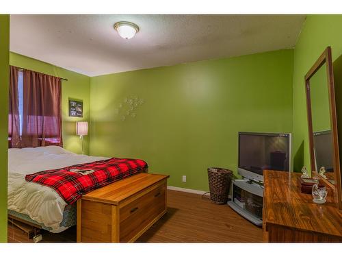 1820 First Street, Fruitvale, BC - Indoor Photo Showing Bedroom