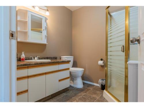 1820 First Street, Fruitvale, BC - Indoor Photo Showing Bathroom