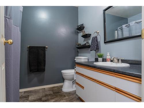 1820 First Street, Fruitvale, BC - Indoor Photo Showing Bathroom