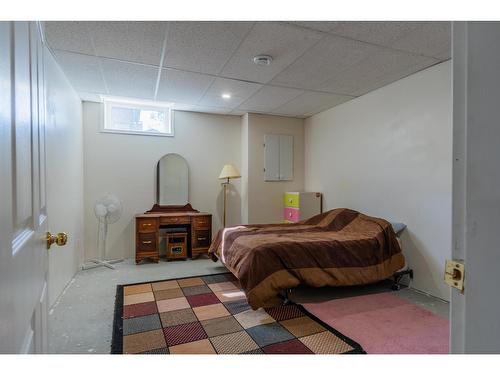 1820 First Street, Fruitvale, BC - Indoor Photo Showing Bedroom