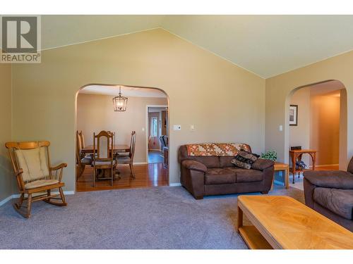 1820 First Street, Fruitvale, BC - Indoor Photo Showing Living Room