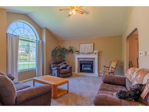 1820 First Street, Fruitvale, BC - Indoor Photo Showing Living Room With Fireplace