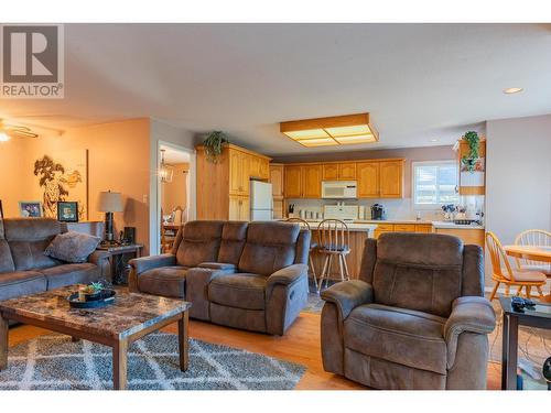 1820 First Street, Fruitvale, BC - Indoor Photo Showing Living Room