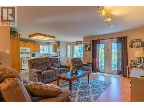 1820 First Street, Fruitvale, BC - Indoor Photo Showing Living Room