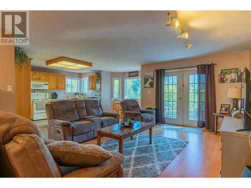 1820 First Street, Fruitvale, BC - Indoor Photo Showing Living Room