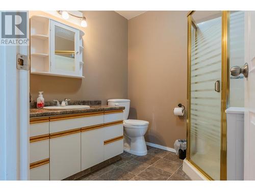 1820 First Street, Fruitvale, BC - Indoor Photo Showing Bathroom