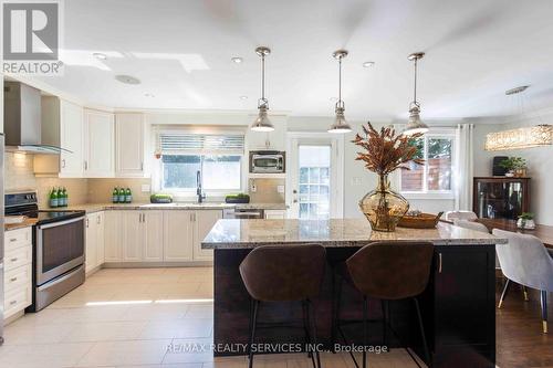 18 Parkend Avenue, Brampton, ON - Indoor Photo Showing Kitchen With Upgraded Kitchen