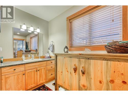 112 Creekview Road, Penticton, BC - Indoor Photo Showing Bathroom