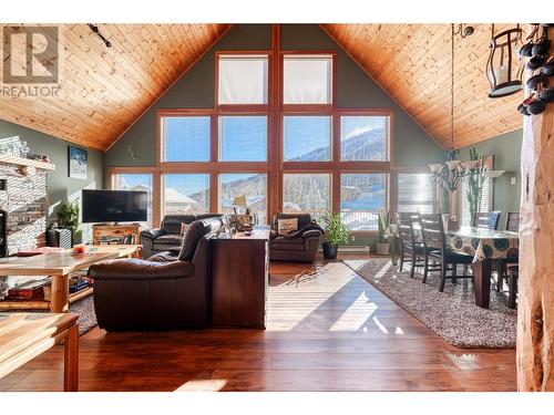 112 Creekview Road, Penticton, BC - Indoor Photo Showing Living Room