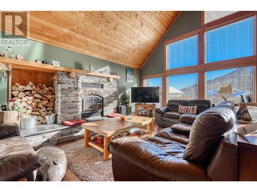 112 Creekview Road, Penticton, BC - Indoor Photo Showing Living Room With Fireplace