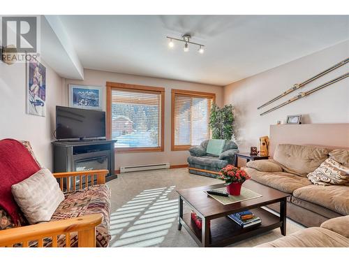 112 Creekview Road, Penticton, BC - Indoor Photo Showing Living Room