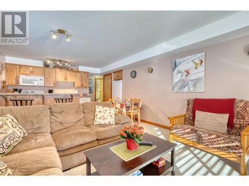 112 Creekview Road, Penticton, BC - Indoor Photo Showing Living Room