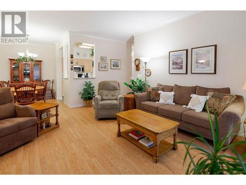 255 Aurora Crescent Unit# 310, Kelowna, BC - Indoor Photo Showing Living Room