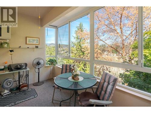 255 Aurora Crescent Unit# 310, Kelowna, BC - Indoor Photo Showing Dining Room