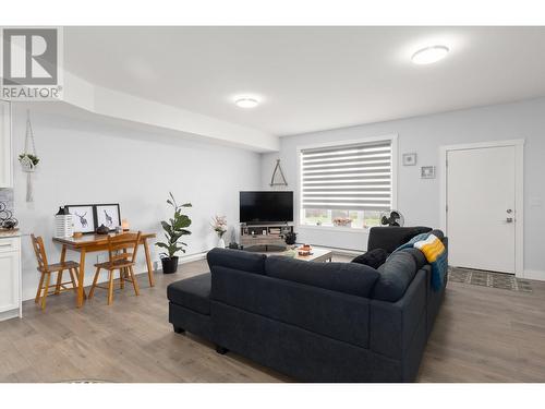 541 Barra Lane, Kelowna, BC - Indoor Photo Showing Living Room