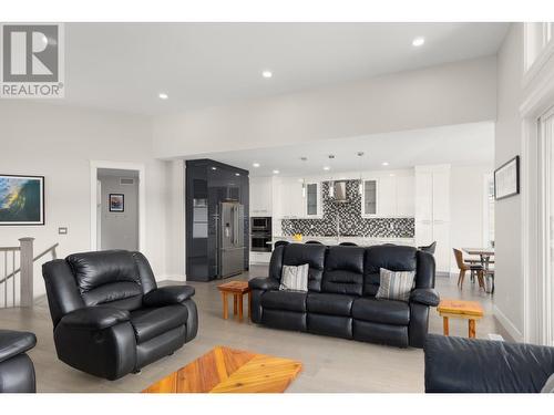 541 Barra Lane, Kelowna, BC - Indoor Photo Showing Living Room