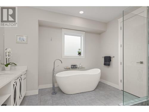 541 Barra Lane, Kelowna, BC - Indoor Photo Showing Bathroom