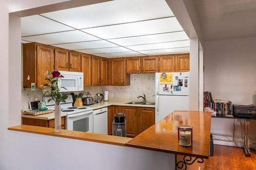 109-2085 Gordon Drive, Kelowna, BC - Indoor Photo Showing Kitchen With Double Sink