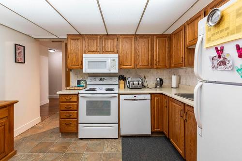 109-2085 Gordon Drive, Kelowna, BC - Indoor Photo Showing Kitchen