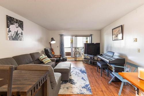 109-2085 Gordon Drive, Kelowna, BC - Indoor Photo Showing Living Room