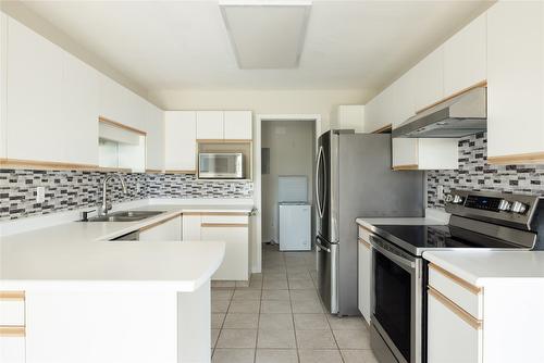 103-4630 Ponderosa Drive, Peachland, BC - Indoor Photo Showing Kitchen With Double Sink With Upgraded Kitchen