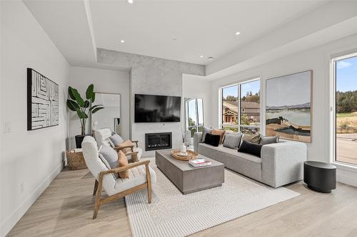 2-105 Predator Ridge Drive, Vernon, BC - Indoor Photo Showing Living Room With Fireplace