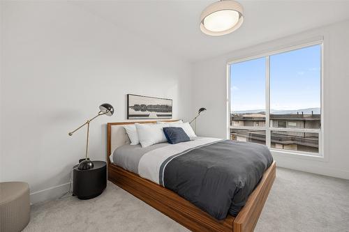 2-105 Predator Ridge Drive, Vernon, BC - Indoor Photo Showing Bedroom