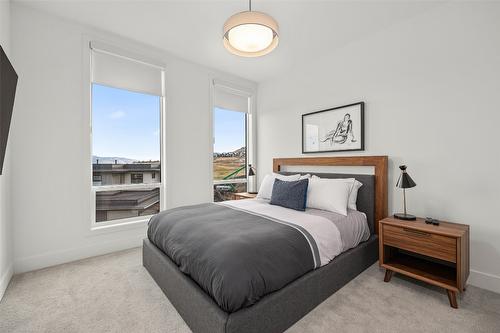 2-105 Predator Ridge Drive, Vernon, BC - Indoor Photo Showing Bedroom