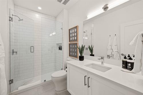 2-105 Predator Ridge Drive, Vernon, BC - Indoor Photo Showing Bathroom