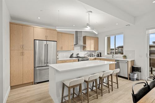 2-105 Predator Ridge Drive, Vernon, BC - Indoor Photo Showing Kitchen With Stainless Steel Kitchen With Upgraded Kitchen