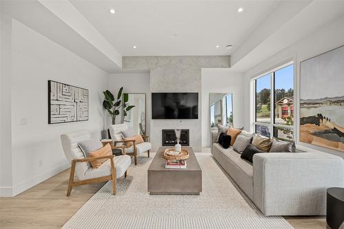 2-105 Predator Ridge Drive, Vernon, BC - Indoor Photo Showing Living Room With Fireplace