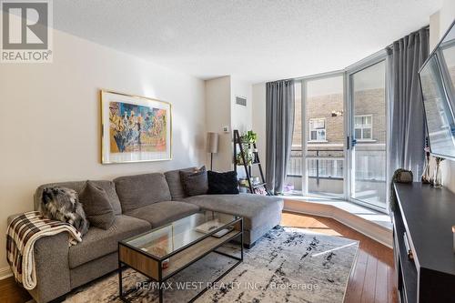 201 - 55 Lorindale Avenue, Toronto, ON - Indoor Photo Showing Living Room