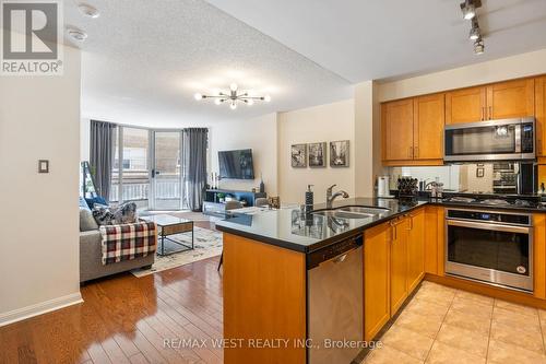 201 - 55 Lorindale Avenue, Toronto, ON - Indoor Photo Showing Kitchen With Double Sink