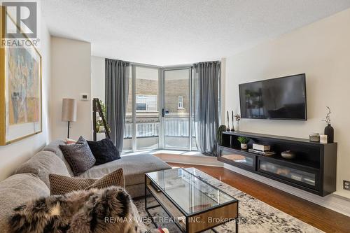 201 - 55 Lorindale Avenue, Toronto, ON - Indoor Photo Showing Living Room