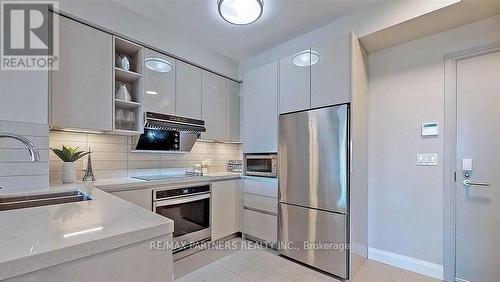 305 - 398 Highway 7 Street E, Richmond Hill, ON - Indoor Photo Showing Kitchen With Double Sink With Upgraded Kitchen